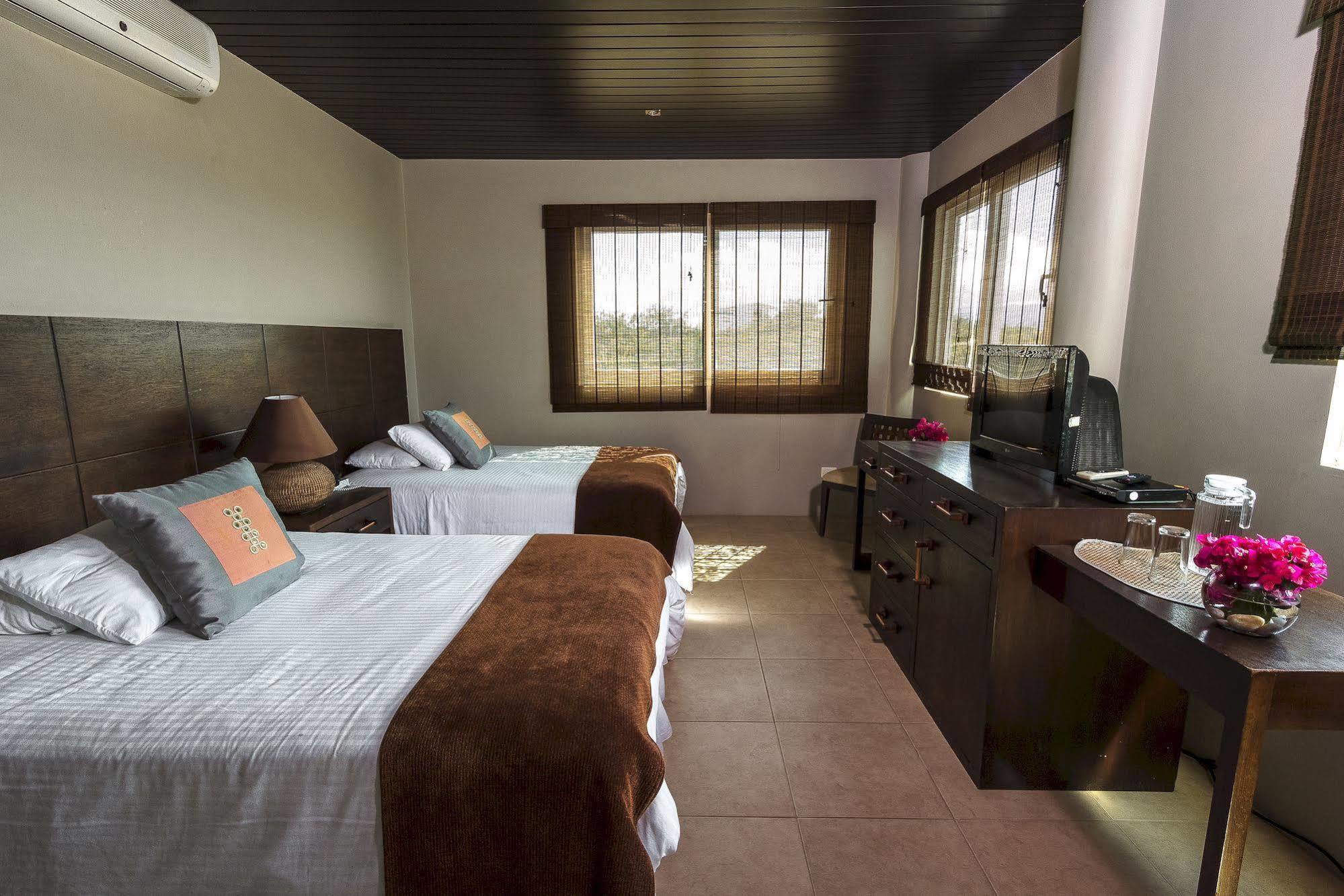 Iguana Crossing Boutique Hotel Puerto Villamil Exterior foto